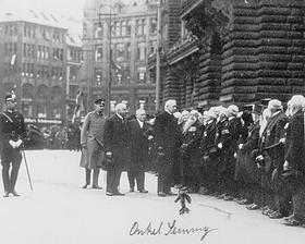 Reichspräsident Hindenburg begrüßt am 4.5.1926 Kriegsveteranen<br />
 vor<br />
dem Rathaus