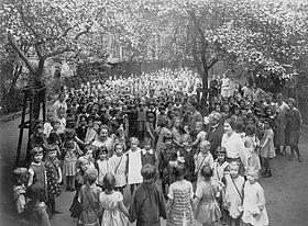 Foto auf dem Schulhof der Loewenbergschule (1924)